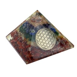 Pyramide Orgonite 7 Chakras avec Fleur de Vie en métal doré